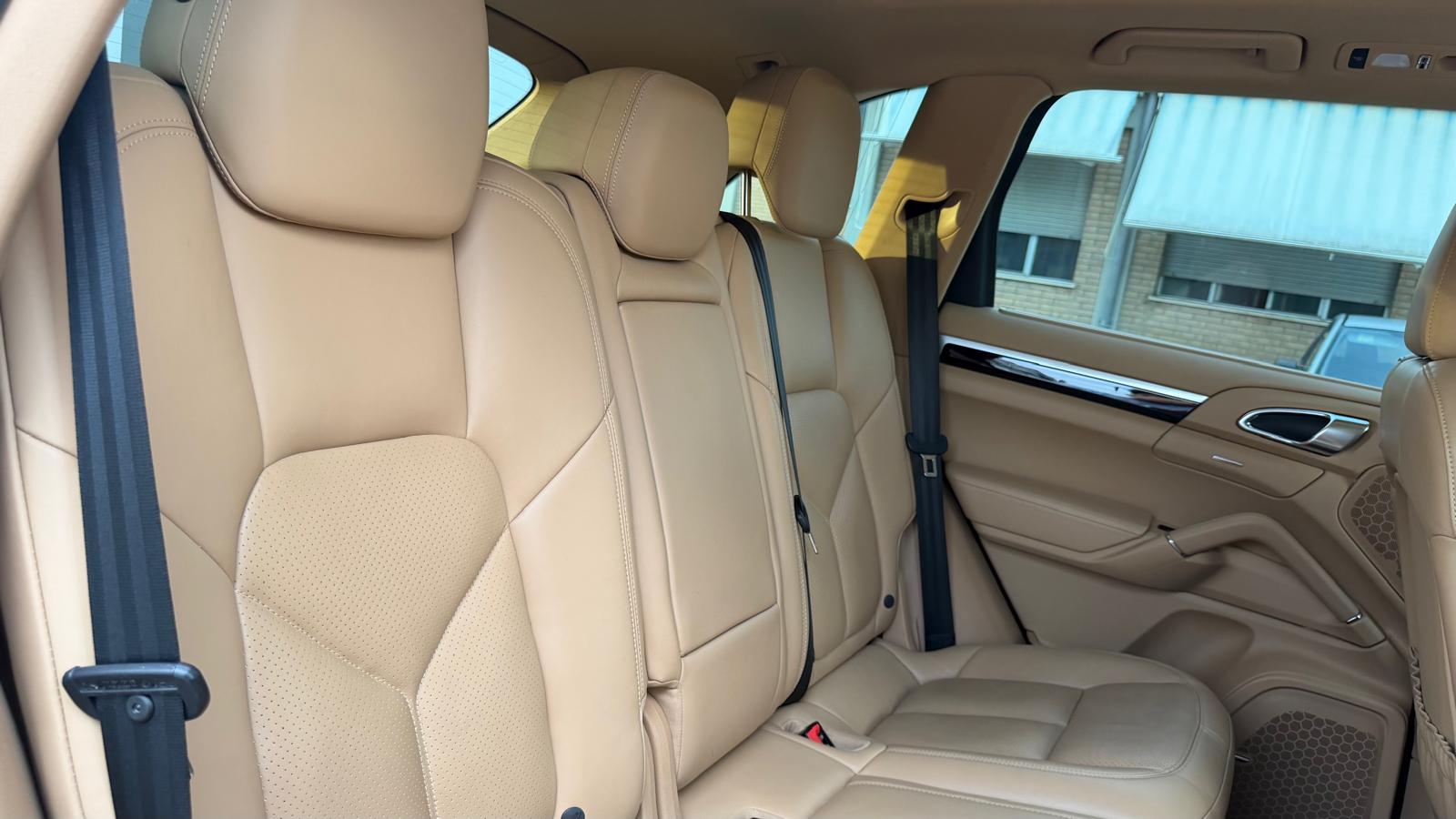 2 ID: 660451569 Porsche Cayenne 3.0 Diesel