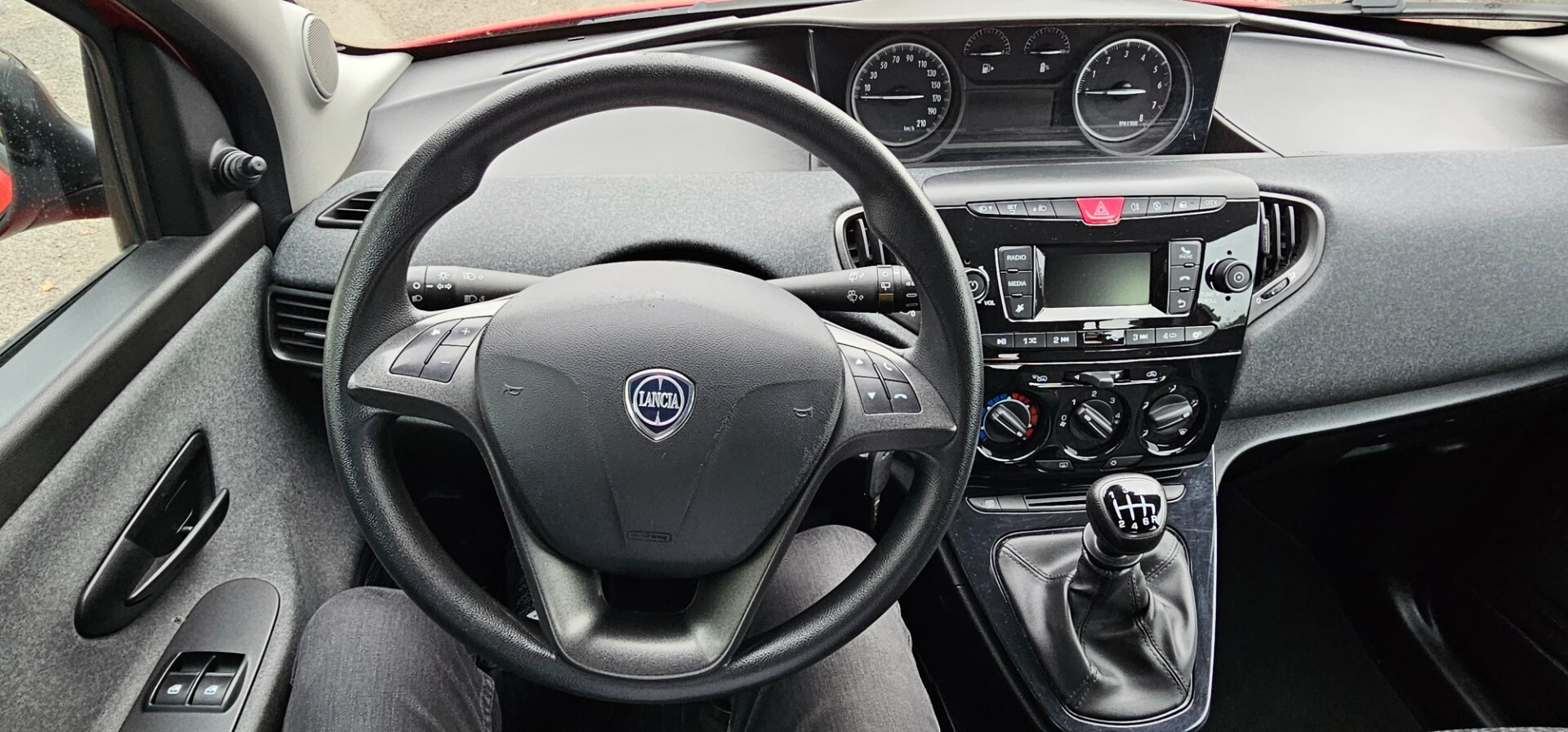 Lancia Ypsilon 1.0 benzina Hybrid