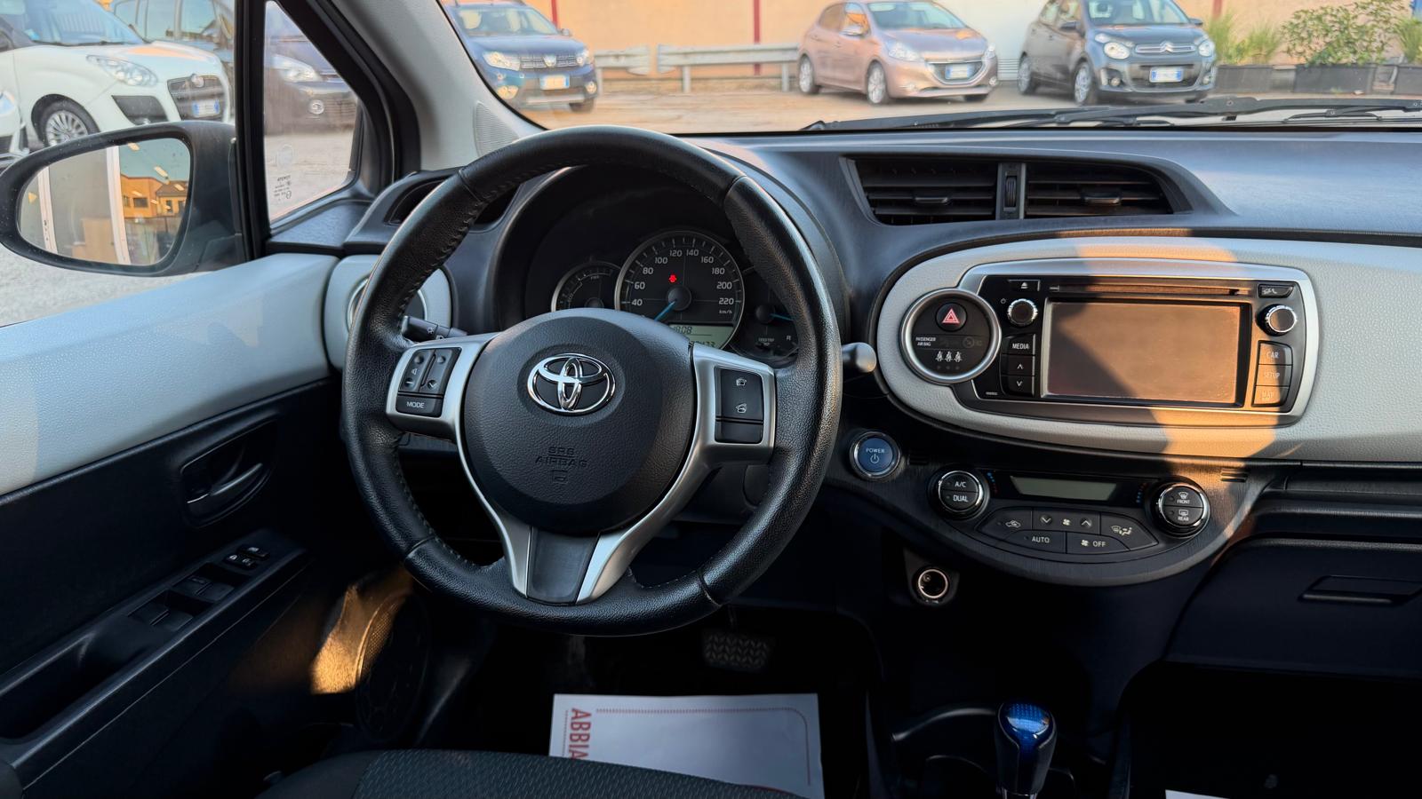 Toyota Yaris 1.5 Hybrid AUTOMATICA!